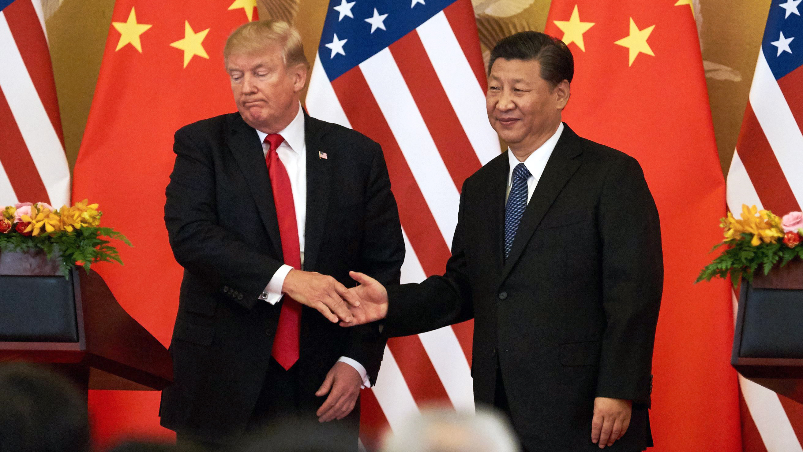 Президент США Дональд Трамп и председатель КНР Си Цзиньпин (слева направо) во время пресс-конференции по итогам встречи в Доме народных собраний