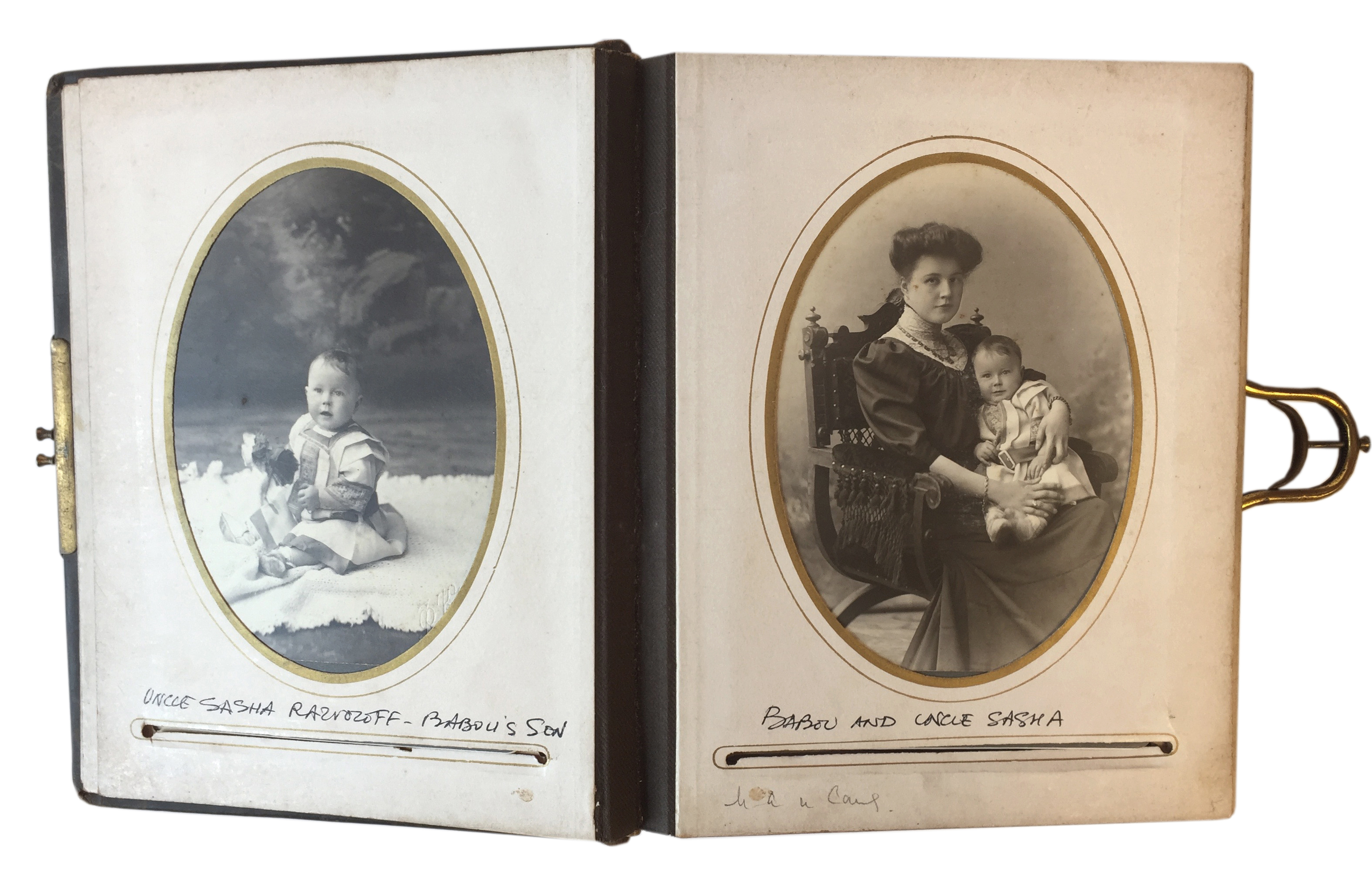 фотоальбом семьи с замком до 1917 года, кожа, 34 фотографии, 15 листов с дарственной надписью « Моей дорогой бебечке от папа 5 апреля 1898 », 21 x 7 см., большинство фотографий подписаны 