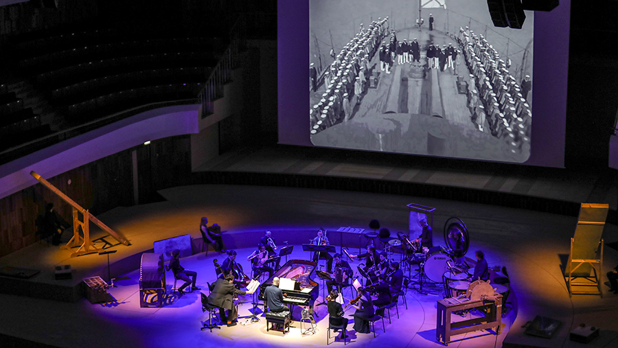 Легендарный фильм «Броненосец «Потемкин» был показан в сопровождении оркестра без дирижера «Персимфанс»