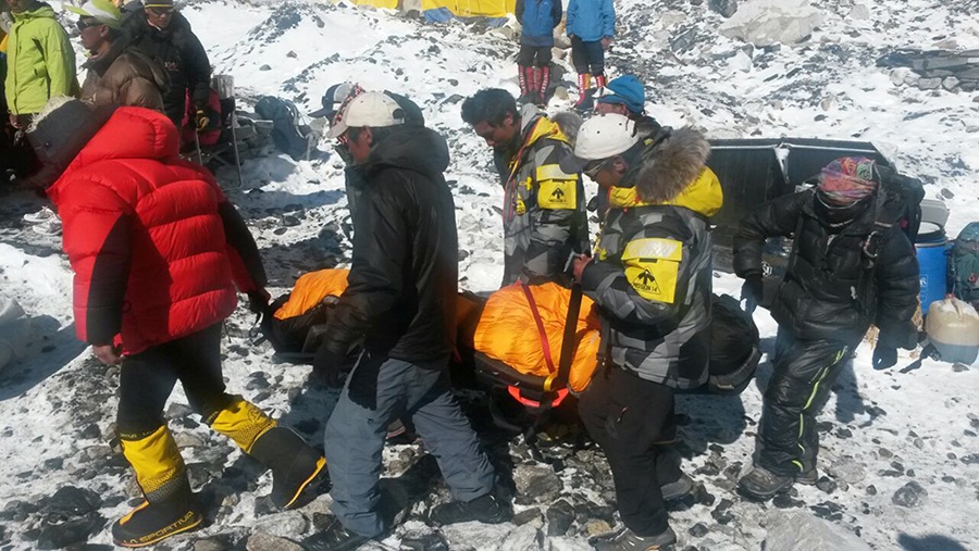 ​ эверест  В результате схода лавины на Эвересте погибли десятки альпинистов  