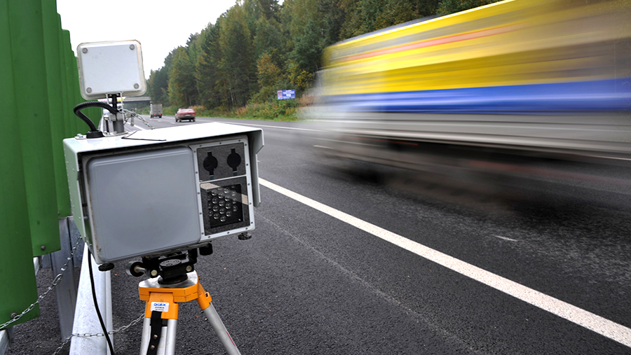 Автоматический видеофиксатор для фиксации нарушений правил дорожного движения, установленный на автотрассе. 