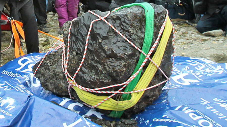 Осколок метеорита, поднятый со дна озера Чебаркуль