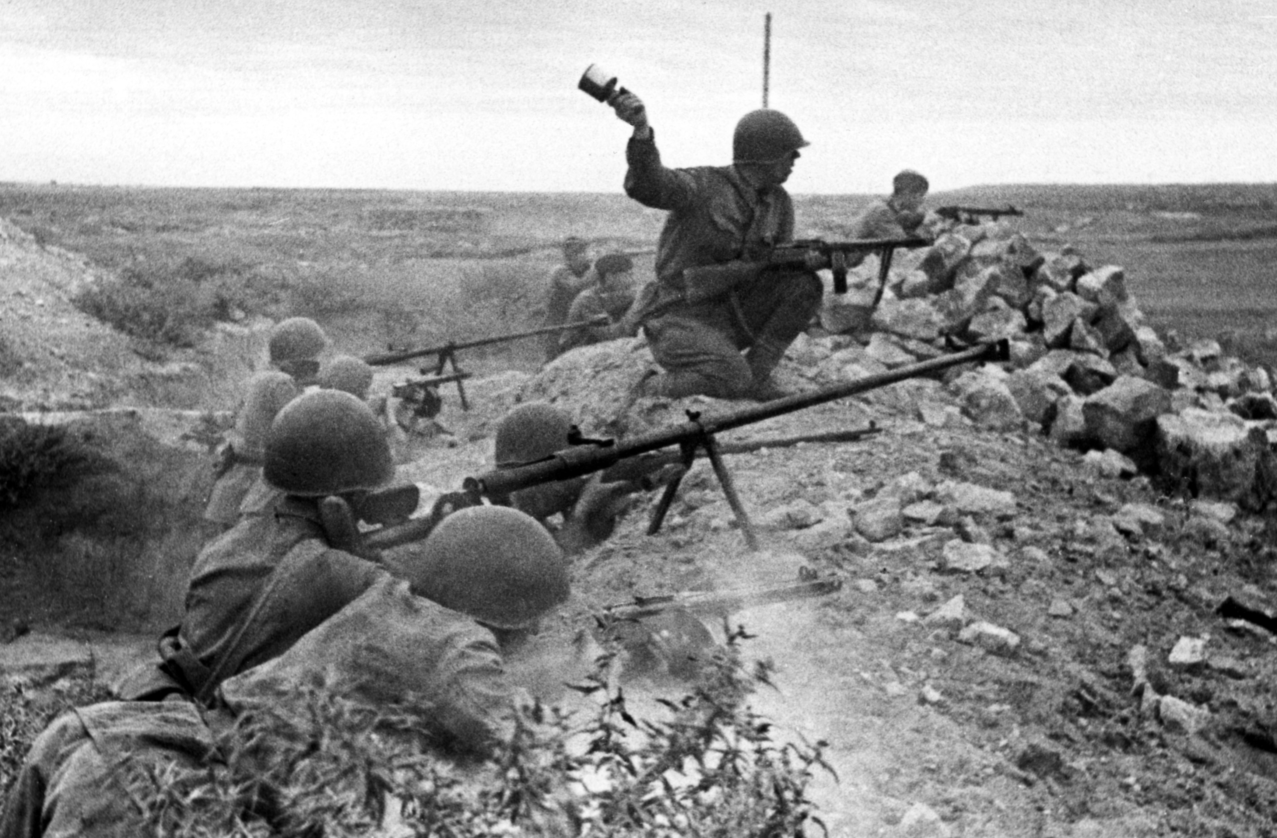 Нападение вов. Советские солдаты в окопах 1941. Советская пехота атака 1941.